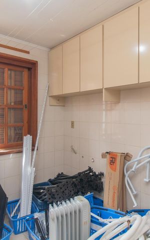 Casa para alugar com 333m², 4 quartos e 6 vagas Casa para alugar com 333m², 4 quartos e 6 vagasCozinha e Área de Serviço