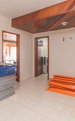 Casa para alugar com 333m², 4 quartos e 6 vagas Casa para alugar com 333m², 4 quartos e 6 vagasCozinha e Área de Serviço