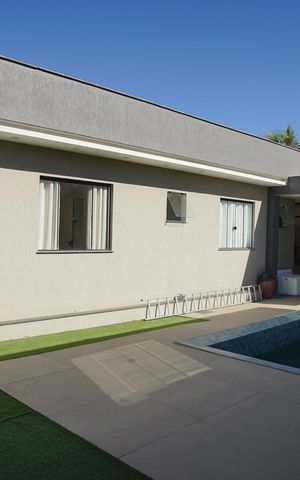 Casa de condomínio para alugar com 360m², 3 quartos e 5 vagas Casa de condomínio para alugar com 360m², 3 quartos e 5 vagasÁrea externa