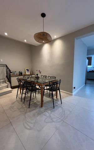 Casa à venda com 170m², 4 quartos e 2 vagas Casa à venda com 170m², 4 quartos e 2 vagasSala