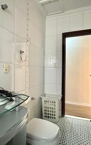 Casa à venda com 230m², 3 quartos e 2 vagas Casa à venda com 230m², 3 quartos e 2 vagasBanheiro Corredor