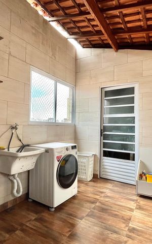 Casa à venda com 230m², 3 quartos e 2 vagas Casa à venda com 230m², 3 quartos e 2 vagasÁrea de Serviço