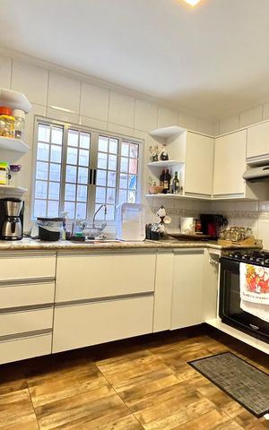 Casa à venda com 230m², 3 quartos e 2 vagas Casa à venda com 230m², 3 quartos e 2 vagasCozinha