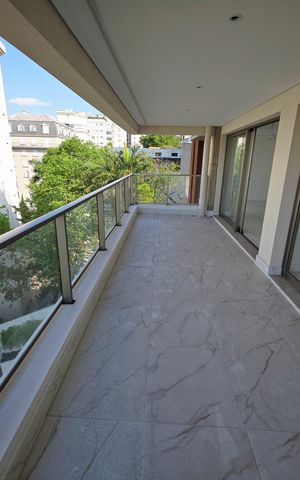 Apartamento à venda com 270m², 4 quartos e 6 vagas Apartamento à venda com 270m², 4 quartos e 6 vagasVaranda