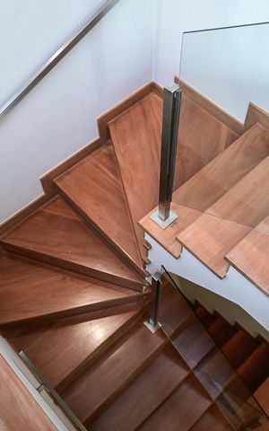 Casa de condomínio para alugar com 420m², 3 quartos e 6 vagasEscada