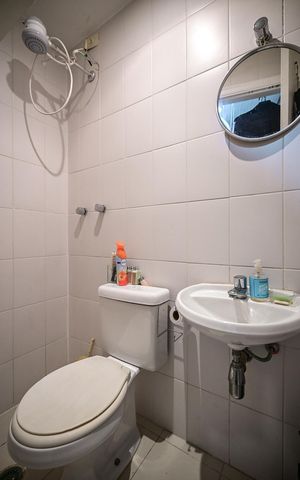 Casa de condomínio para alugar com 420m², 3 quartos e 6 vagasBanheiro de Serviço
