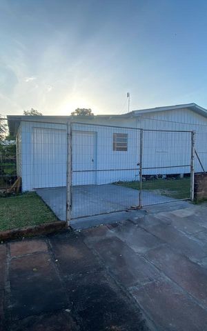 Casa à venda com 70m², 2 quartos e 1 vaga Casa à venda com 70m², 2 quartos e 1 vagaFachada