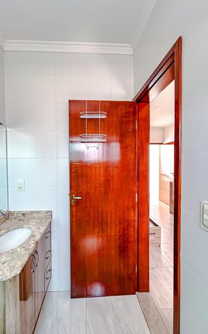 Casa à venda com 180m², 3 quartos e 5 vagasBanheiro da Suíte 1