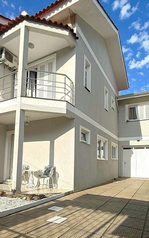 Casa à venda com 216m², 3 quartos e 3 vagas Casa à venda com 216m², 3 quartos e 3 vagasFachada