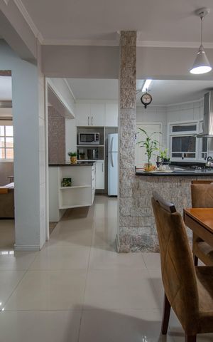 Casa à venda com 216m², 3 quartos e 3 vagas Casa à venda com 216m², 3 quartos e 3 vagasSala de jantar