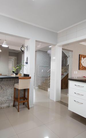 Casa à venda com 216m², 3 quartos e 3 vagas Casa à venda com 216m², 3 quartos e 3 vagasCozinha