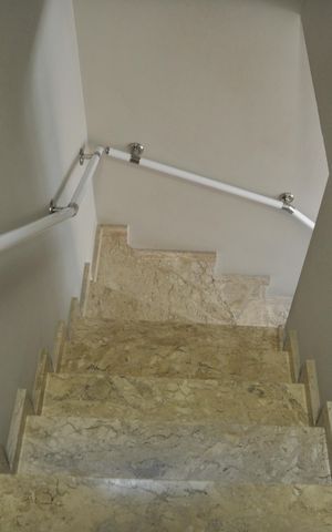 Casa à venda com 85m², 3 quartos e 2 vagasEscada