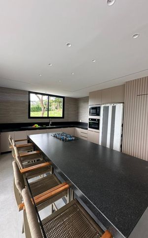 Casa para alugar com 395m², 4 quartos e 7 vagas Casa para alugar com 395m², 4 quartos e 7 vagasCozinha