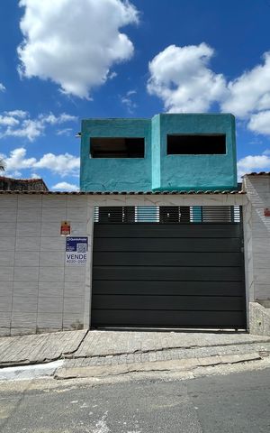 Casa à venda com 320m², 2 quartos e 7 vagasFachada + Placa