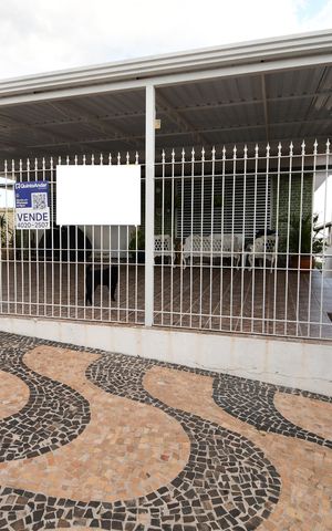 Casa à venda com 238m², 5 quartos e 3 vagas Fachada / Placa
