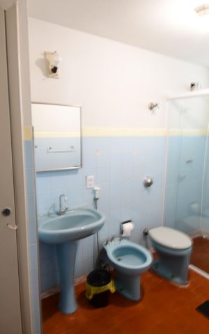 Casa à venda com 238m², 5 quartos e 3 vagasBanheiro 2