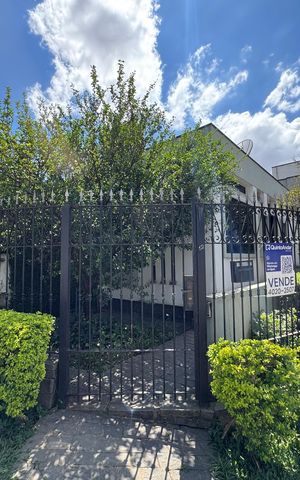 Casa à venda com 279m², 4 quartos e 3 vagasPlaca instalada na fachada do imóvel 