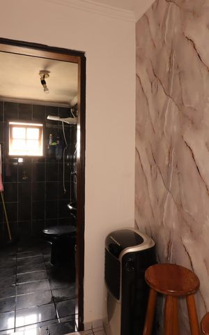 Casa à venda com 235m², 4 quartos e 2 vagasBanheiro 1