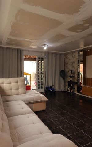 Casa à venda com 235m², 4 quartos e 2 vagasSala