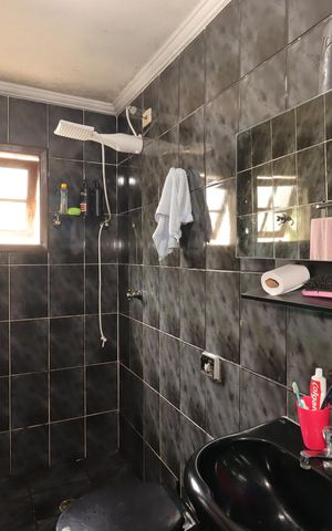 Casa à venda com 235m², 4 quartos e 2 vagasBanheiro 1