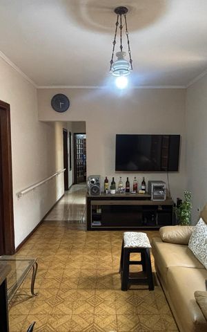 Casa à venda com 162m², 2 quartos e 3 vagas Casa à venda com 162m², 2 quartos e 3 vagasSala