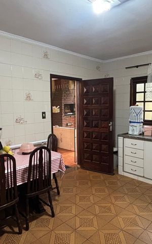 Casa à venda com 162m², 2 quartos e 3 vagas Casa à venda com 162m², 2 quartos e 3 vagasCozinha