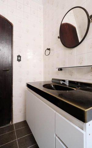 Casa à venda com 240m², 4 quartos e 4 vagasBanheiro 1