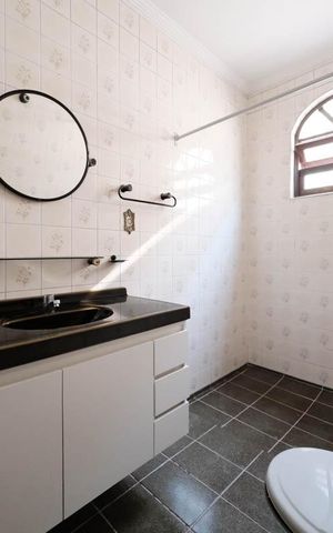 Casa à venda com 240m², 4 quartos e 4 vagasBanheiro 1