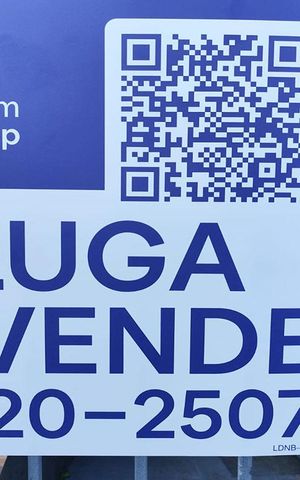 Casa à venda com 240m², 4 quartos e 4 vagas Casa à venda com 240m², 4 quartos e 4 vagasFachada