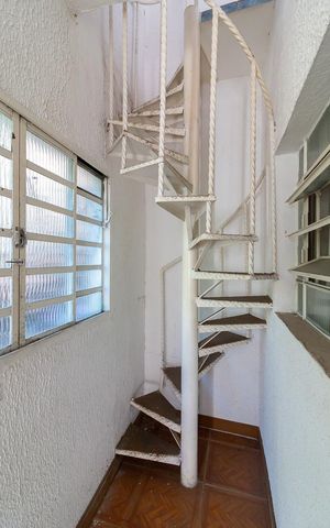 Casa para alugar com 133m², 8 quartos e 1 vagaEscada da Suíte 2