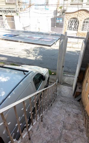 Casa para alugar com 133m², 8 quartos e 1 vagaEscada de Entrada