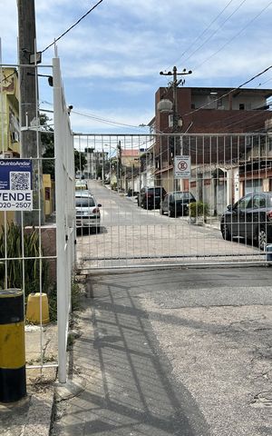 Casa à venda com 100m², 2 quartos e 1 vagaFachada + plaquinha