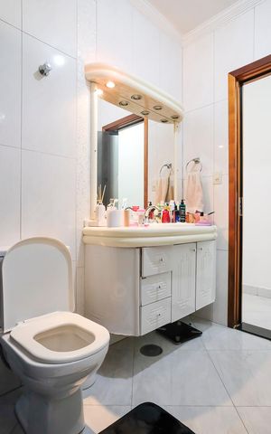Casa à venda com 140m², 4 quartos e 2 vagasBanheiro 1