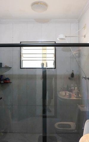 Casa à venda com 140m², 4 quartos e 2 vagasBanheiro 1