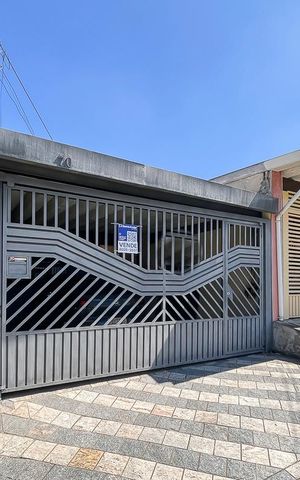 Casa à venda com 140m², 4 quartos e 2 vagasFachada + plaquinha