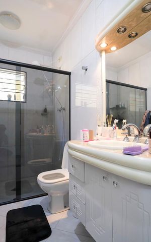 Casa à venda com 140m², 4 quartos e 2 vagasBanheiro 1