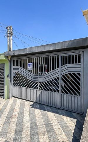 Casa à venda com 140m², 4 quartos e 2 vagasFachada + plaquinha