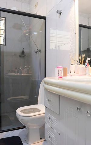 Casa à venda com 140m², 4 quartos e 2 vagasBanheiro 1