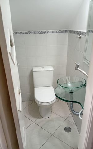 Casa à venda com 100m², 2 quartos e 2 vagas Casa à venda com 100m², 2 quartos e 2 vagasBanheiro