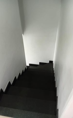 Casa à venda com 100m², 2 quartos e 2 vagas Casa à venda com 100m², 2 quartos e 2 vagasEscada