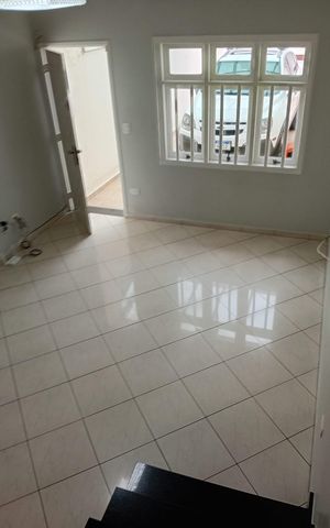 Casa à venda com 100m², 2 quartos e 2 vagas Casa à venda com 100m², 2 quartos e 2 vagasSala