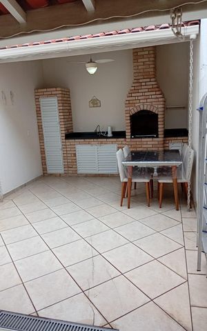 Casa à venda com 100m², 2 quartos e 2 vagas Casa à venda com 100m², 2 quartos e 2 vagasÁrea externa