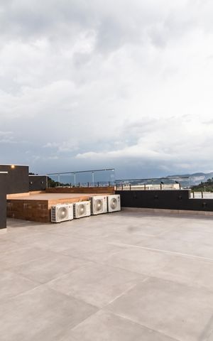 Casa de condomínio à venda com 900m², 4 quartos e 8 vagas Casa de condomínio à venda com 900m², 4 quartos e 8 vagasRooftop