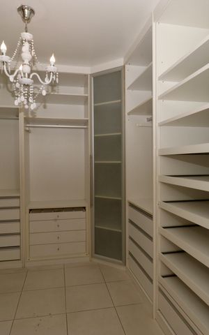 Apartamento para alugar com 205m², 3 quartos e sem vaga Apartamento para alugar com 205m², 3 quartos e sem vagaCloset