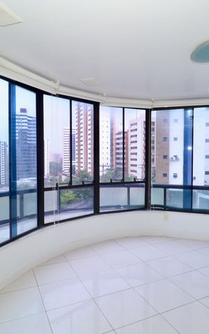 Apartamento para alugar com 205m², 3 quartos e sem vaga Apartamento para alugar com 205m², 3 quartos e sem vagaVaranda