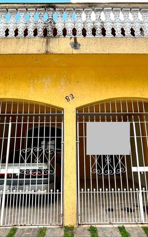 Casa à venda com 156m², 2 quartos e 2 vagasPlaca instalada na fachada do imóvel 