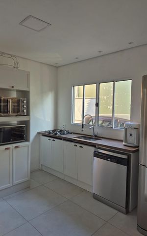 Casa à venda com 170m², 2 quartos e 3 vagas Casa à venda com 170m², 2 quartos e 3 vagasCozinha