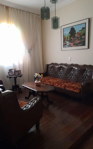 Casa à venda com 359m², 4 quartos e 3 vagas Casa à venda com 359m², 4 quartos e 3 vagasSala