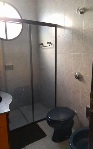 Casa à venda com 359m², 4 quartos e 3 vagas Casa à venda com 359m², 4 quartos e 3 vagasBanheiro