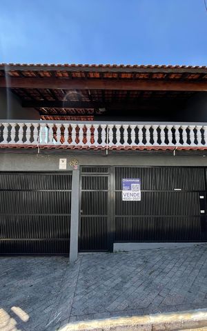 Casa à venda com 203m², 3 quartos e 3 vagas Casa à venda com 203m², 3 quartos e 3 vagasFachada+Placa